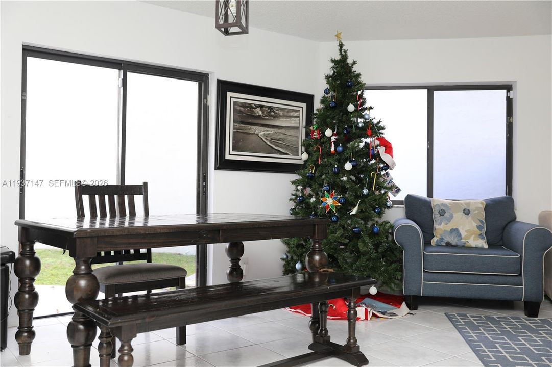 For Rent: $3,200 (2 beds, 2 baths, 1130 Square Feet)