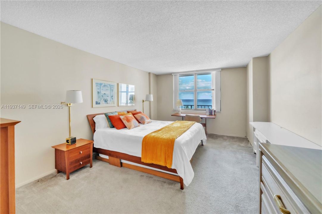 For Sale: $360,000 (1 beds, 1 baths, 1000 Square Feet)