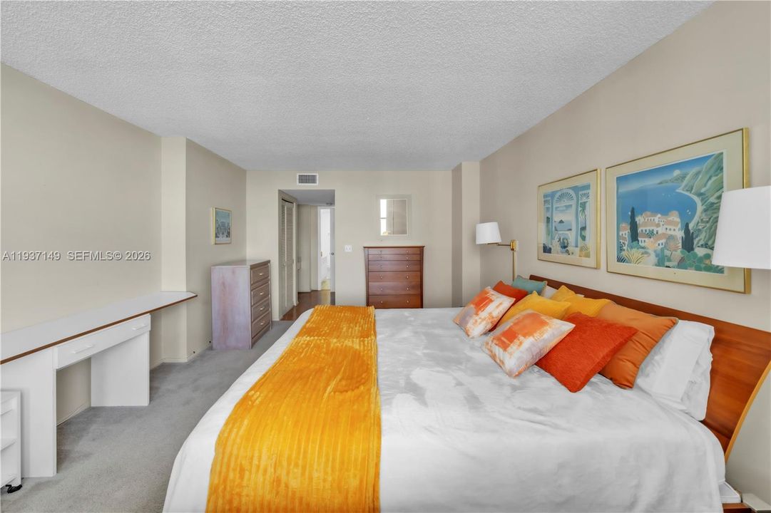 For Sale: $360,000 (1 beds, 1 baths, 1000 Square Feet)