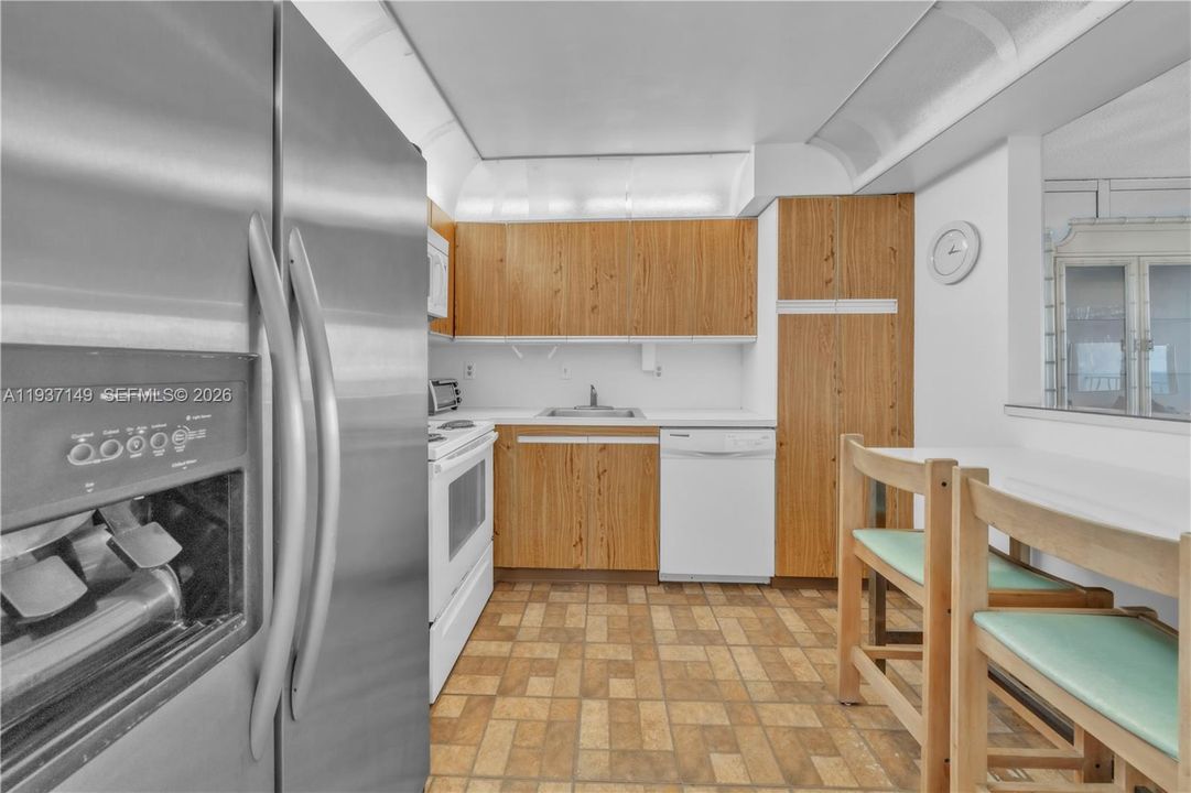 For Sale: $360,000 (1 beds, 1 baths, 1000 Square Feet)