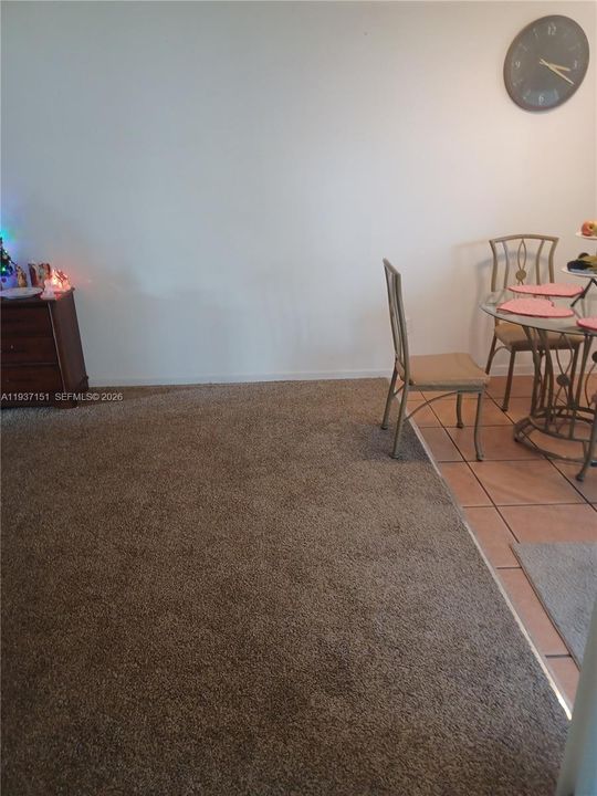 待售: $205,000 (2 贝兹, 1 浴室, 863 平方英尺)