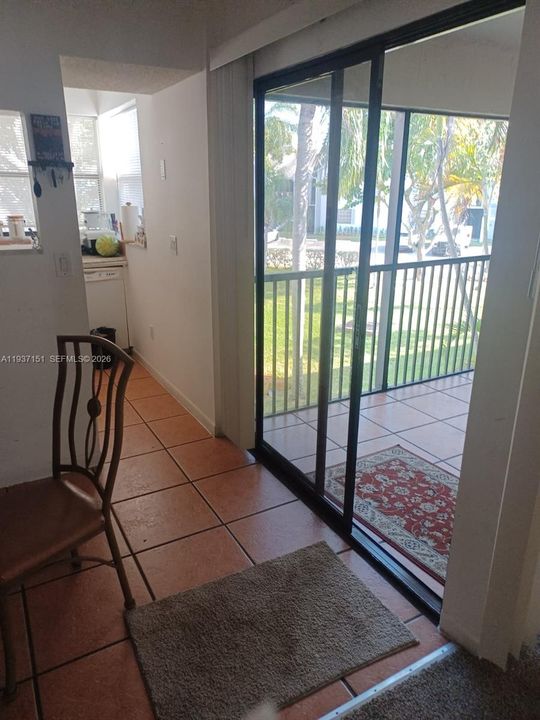 待售: $205,000 (2 贝兹, 1 浴室, 863 平方英尺)