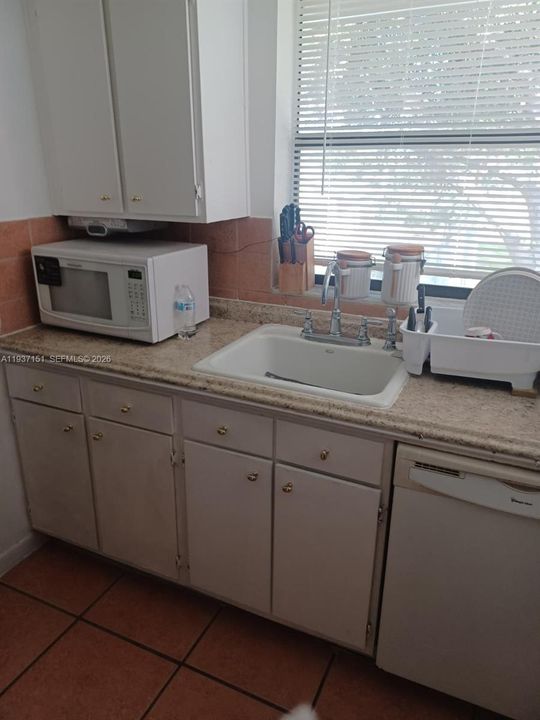 待售: $205,000 (2 贝兹, 1 浴室, 863 平方英尺)