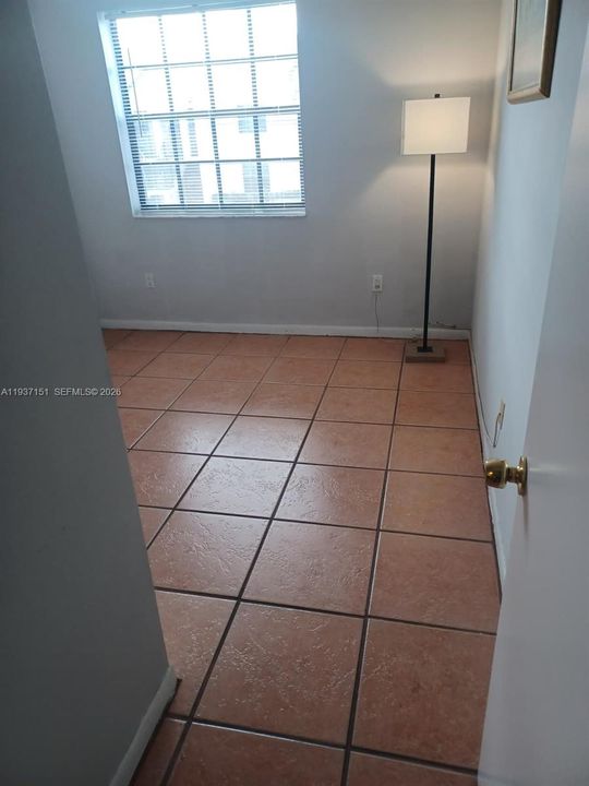 待售: $205,000 (2 贝兹, 1 浴室, 863 平方英尺)