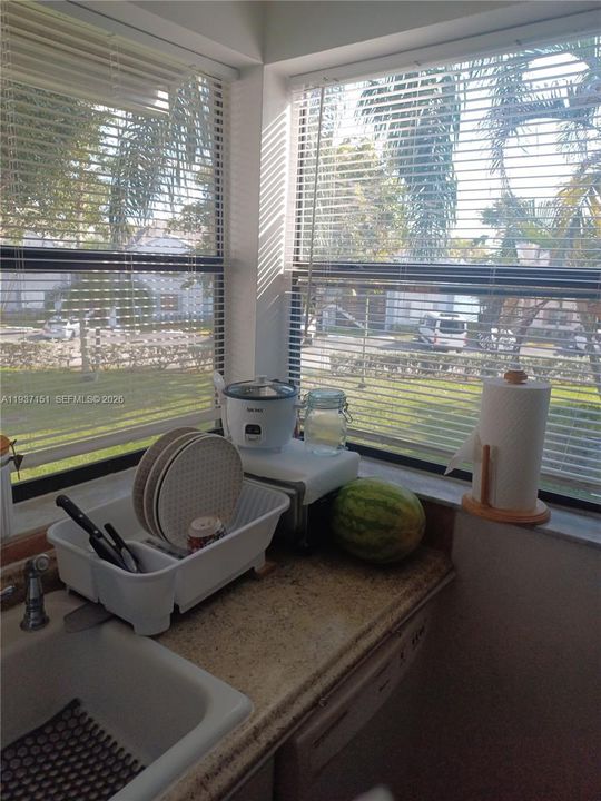 待售: $205,000 (2 贝兹, 1 浴室, 863 平方英尺)