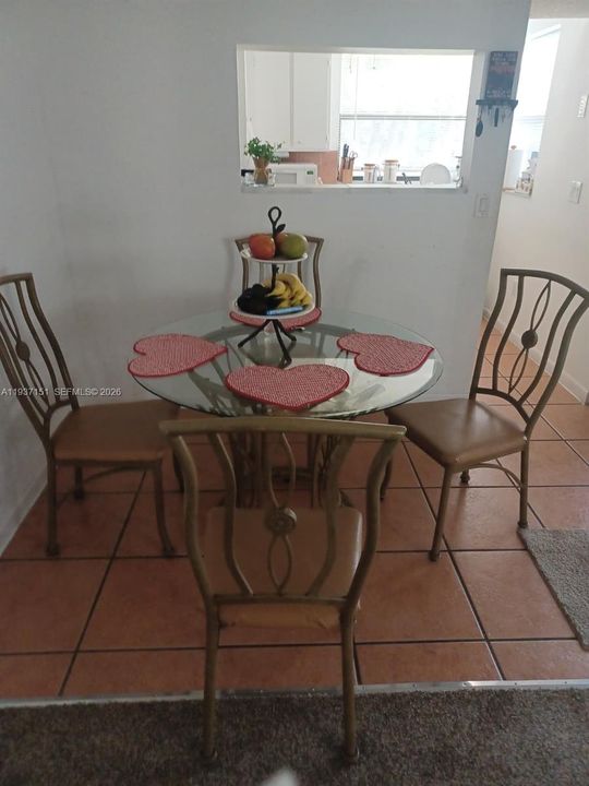 待售: $205,000 (2 贝兹, 1 浴室, 863 平方英尺)