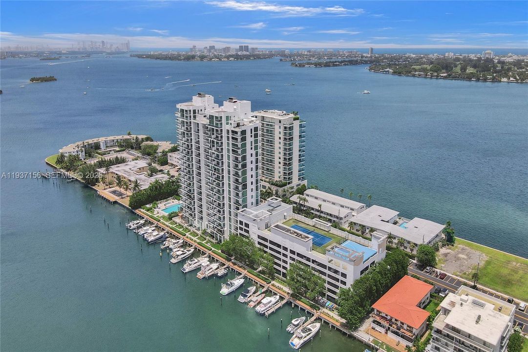 For Sale: $1,275,000 (2 beds, 2 baths, 1575 Square Feet)