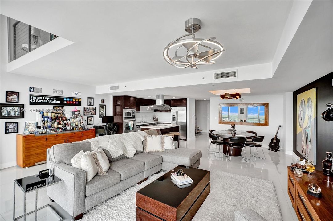 For Sale: $1,275,000 (2 beds, 2 baths, 1575 Square Feet)