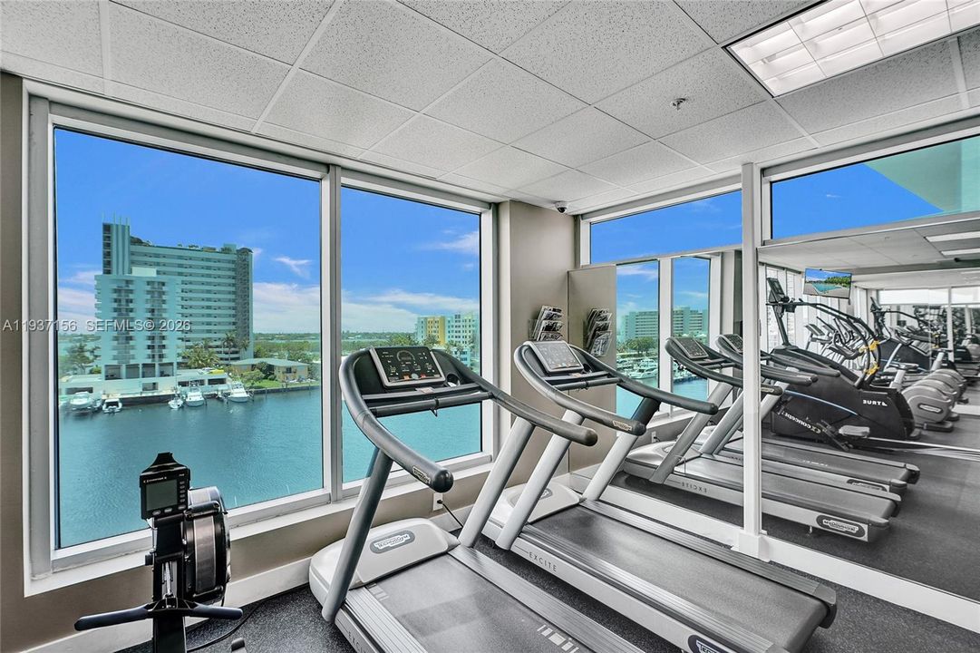 For Sale: $1,275,000 (2 beds, 2 baths, 1575 Square Feet)