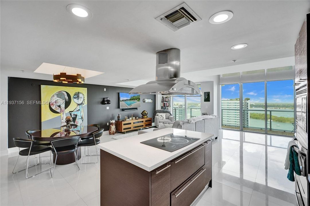 For Sale: $1,275,000 (2 beds, 2 baths, 1575 Square Feet)