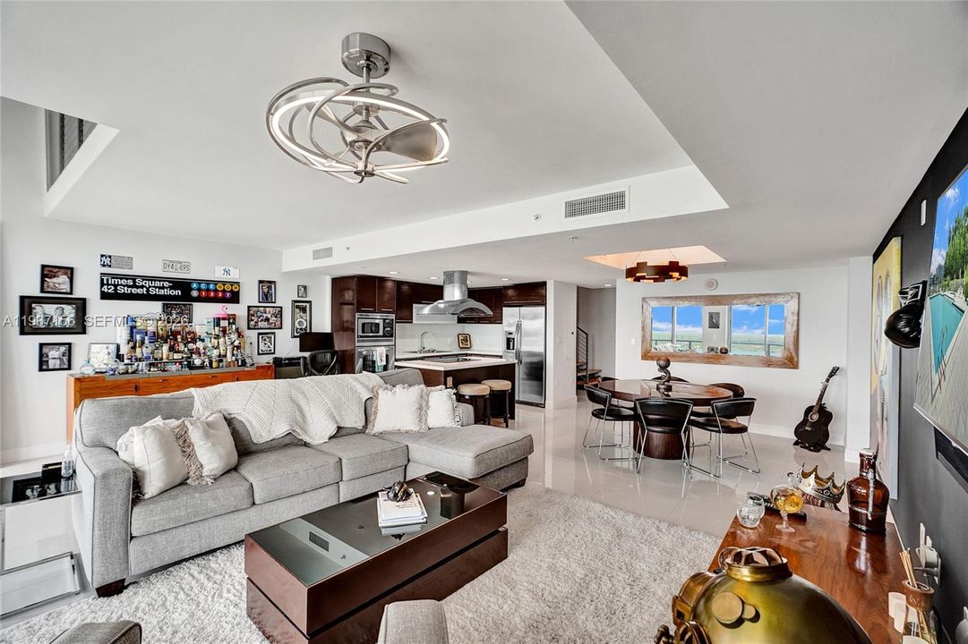 For Sale: $1,275,000 (2 beds, 2 baths, 1575 Square Feet)