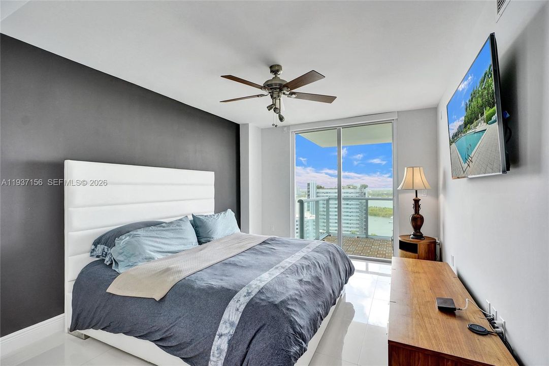 For Sale: $1,275,000 (2 beds, 2 baths, 1575 Square Feet)