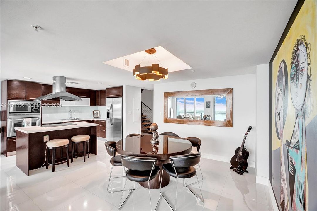 For Sale: $1,275,000 (2 beds, 2 baths, 1575 Square Feet)