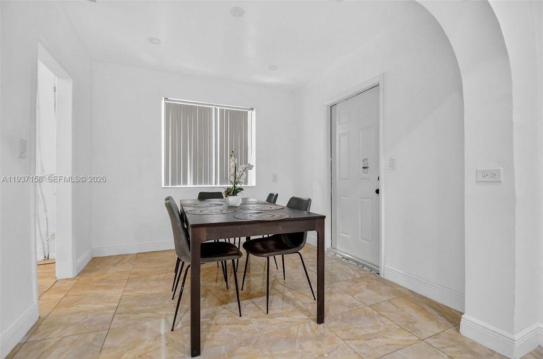 待售: $534,999 (5 贝兹, 3 浴室, 1542 平方英尺)