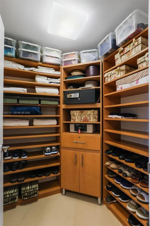 For Sale: $1,060,000 (3 beds, 2 baths, 1815 Square Feet)