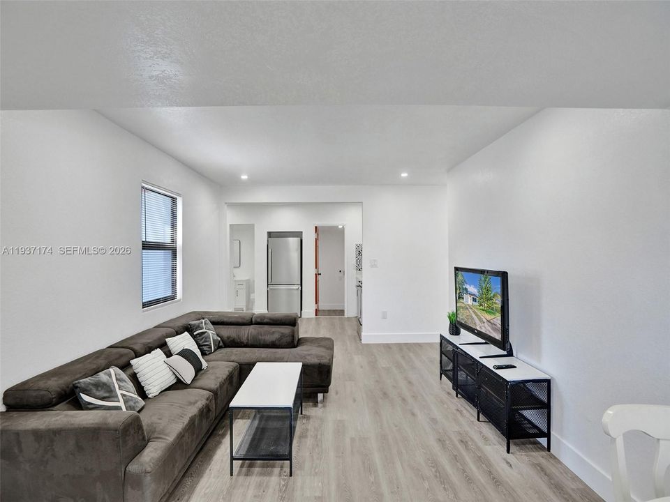 出租: $3,000 (2 贝兹, 2 浴室, 834 平方英尺)