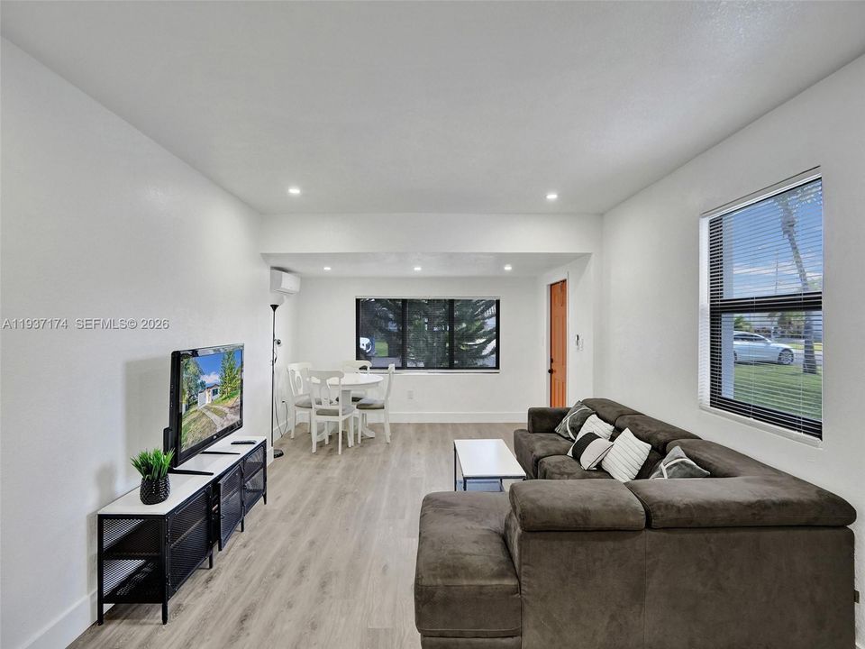 出租: $3,000 (2 贝兹, 2 浴室, 834 平方英尺)