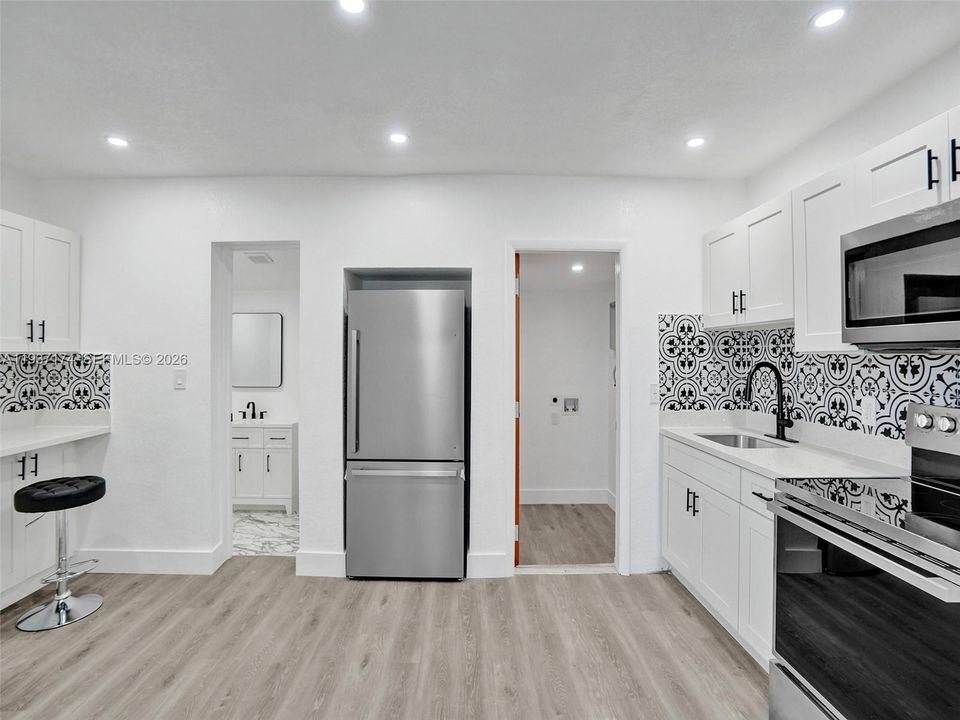 出租: $3,000 (2 贝兹, 2 浴室, 834 平方英尺)