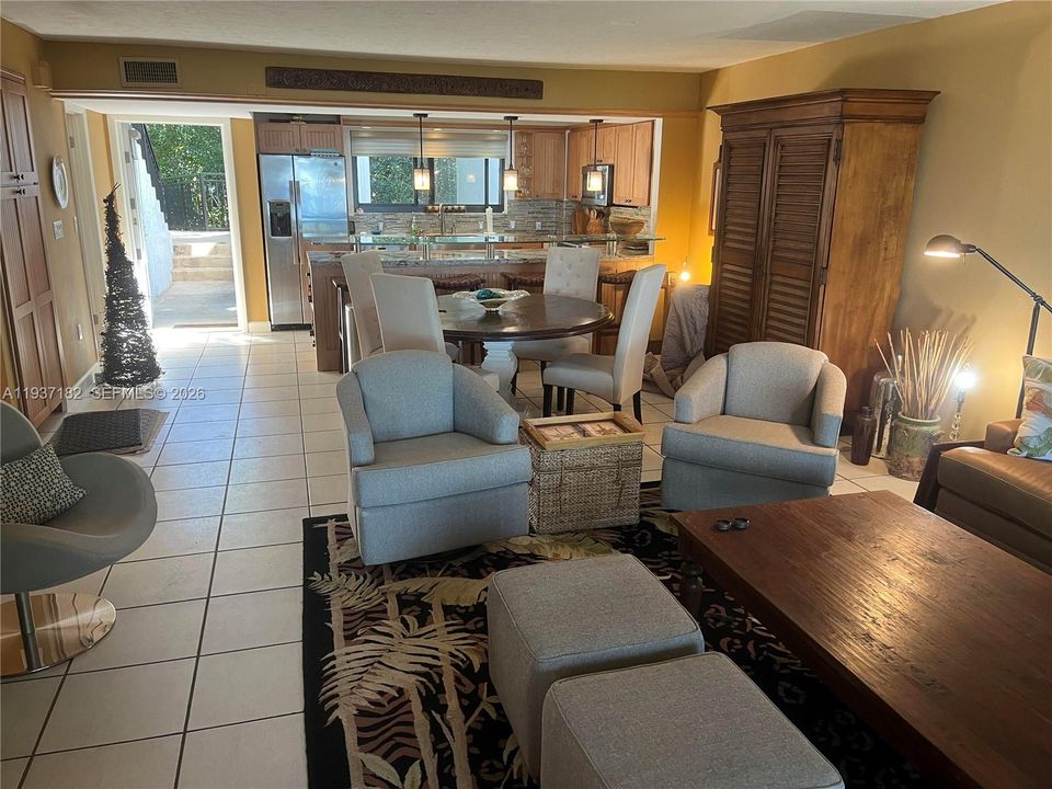 For Rent: $4,994 (2 beds, 2 baths, 1348 Square Feet)