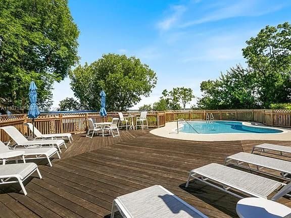 For Rent: $4,994 (2 beds, 2 baths, 1348 Square Feet)