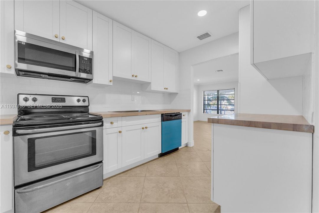 For Rent: $3,500 (3 beds, 2 baths, 1250 Square Feet)