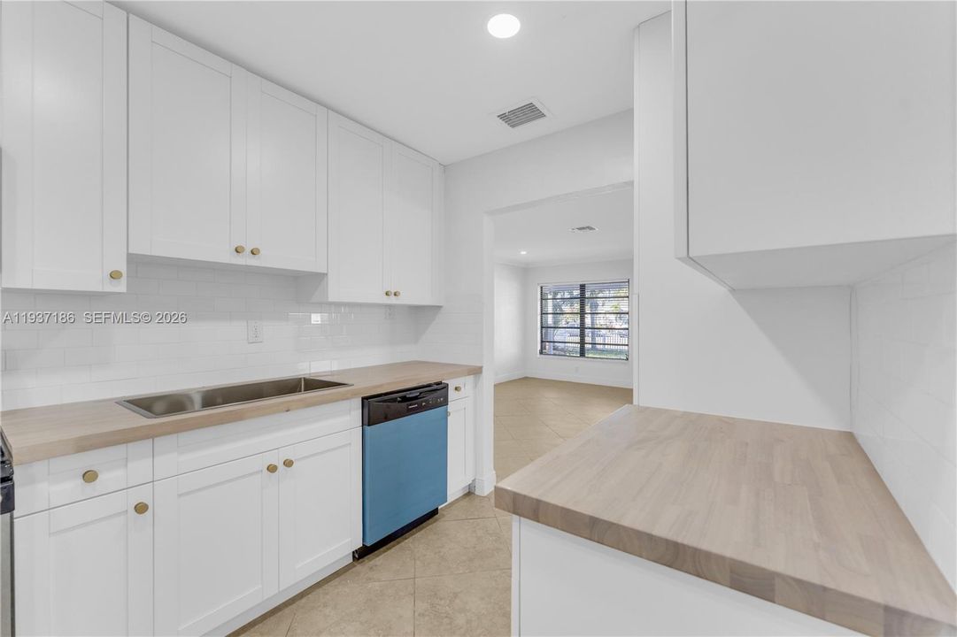 For Rent: $3,500 (3 beds, 2 baths, 1250 Square Feet)