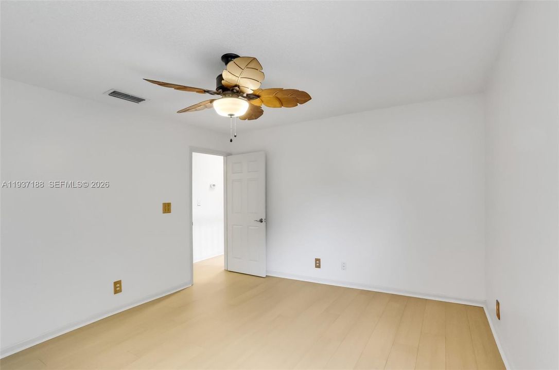 待售: $385,000 (3 贝兹, 2 浴室, 2084 平方英尺)