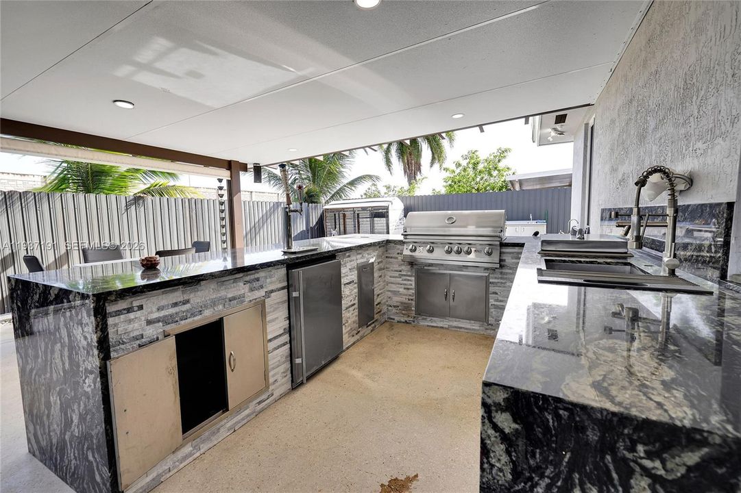 На продажу: $849,900 (4 спален, 2 ванн, 1806 Квадратных фут)