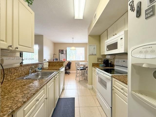 На продажу: $304,999 (2 спален, 2 ванн, 991 Квадратных фут)