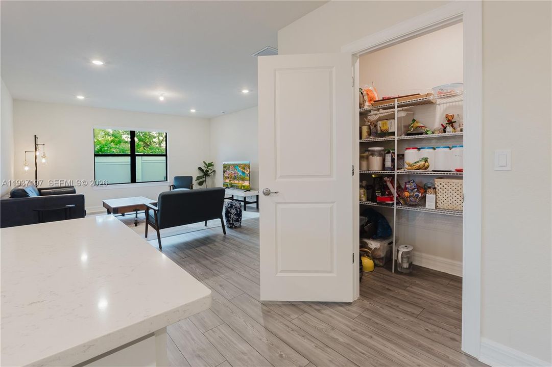 В аренду: $3,850 (4 спален, 2 ванн, 2099 Квадратных фут)