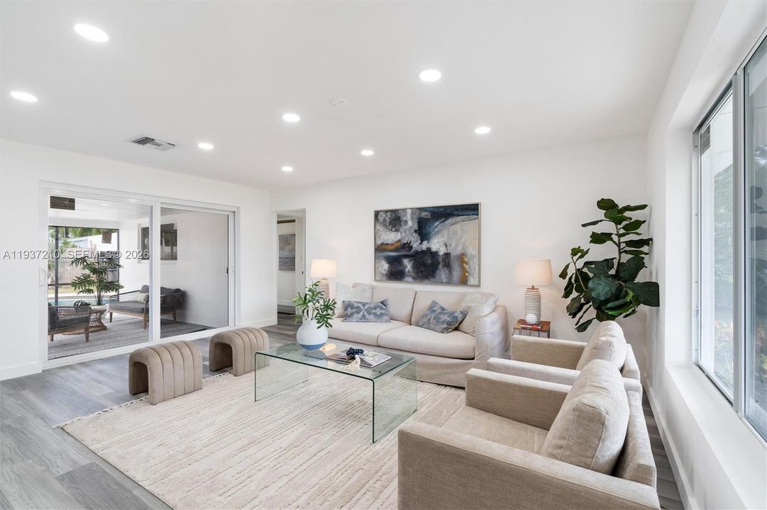 En Venta: $559,990 (3 camas, 2 baños, 1387 Pies cuadrados)