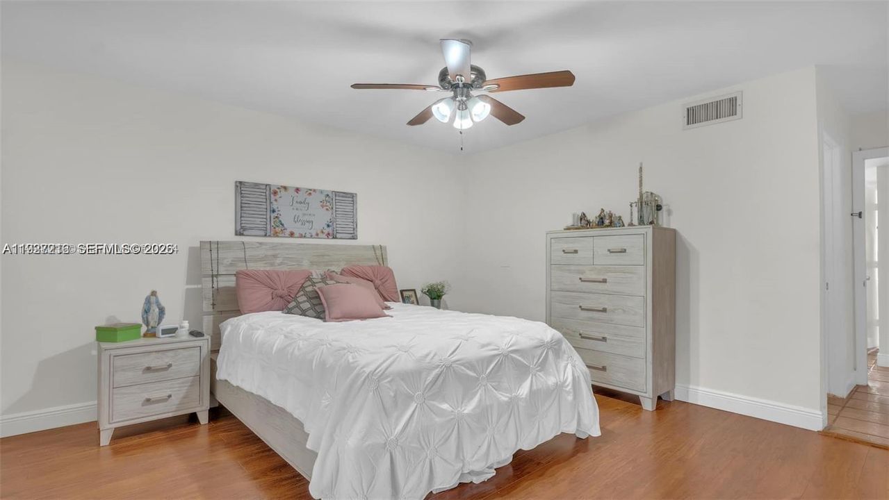 待售: $180,000 (2 贝兹, 2 浴室, 1044 平方英尺)