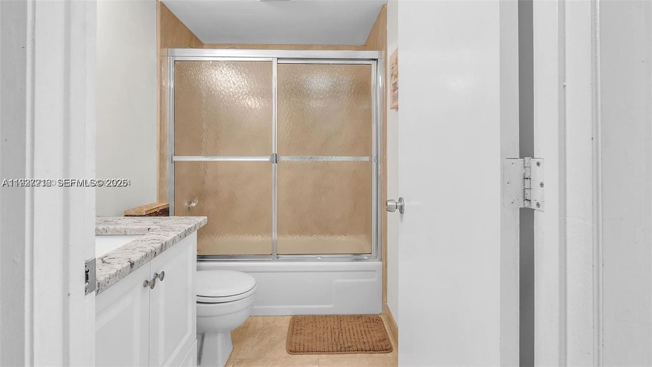 待售: $180,000 (2 贝兹, 2 浴室, 1044 平方英尺)