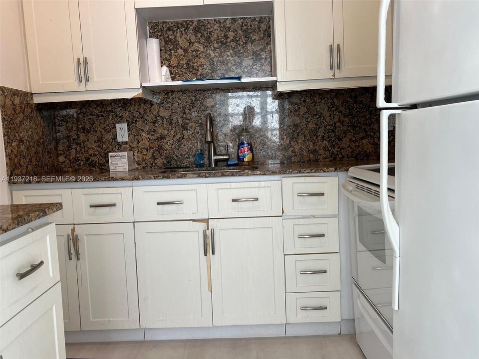 На продажу: $255,000 (1 спален, 1 ванн, 720 Квадратных фут)