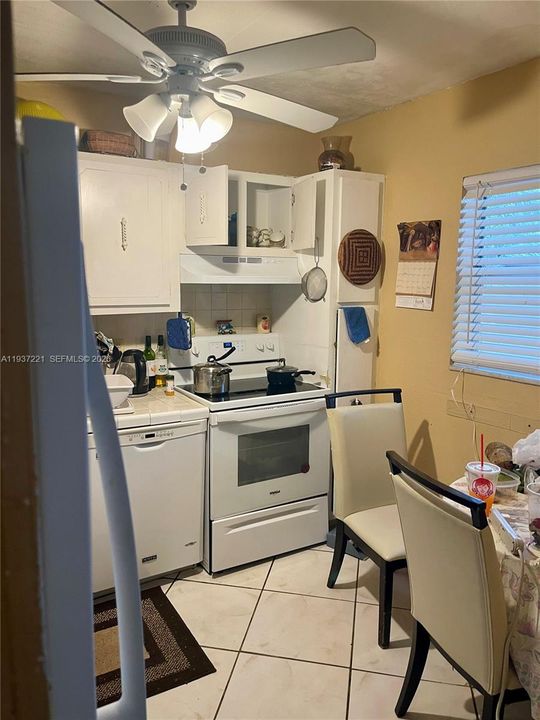 На продажу: $125,000 (2 спален, 2 ванн, 1025 Квадратных фут)