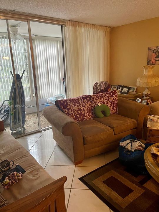 На продажу: $125,000 (2 спален, 2 ванн, 1025 Квадратных фут)