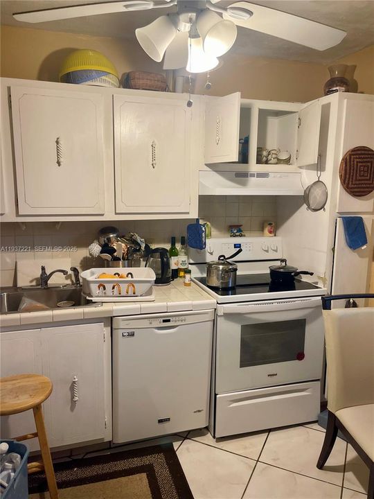 На продажу: $125,000 (2 спален, 2 ванн, 1025 Квадратных фут)