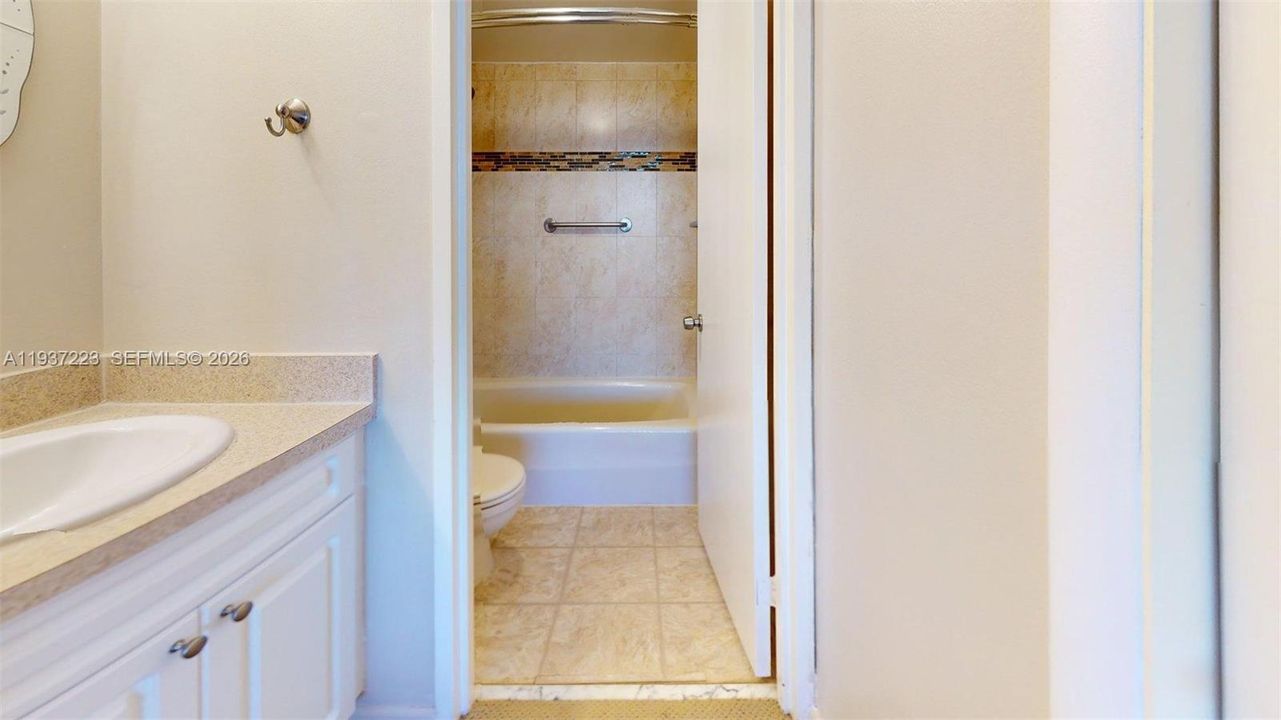 For Sale: $248,000 (1 beds, 1 baths, 828 Square Feet)