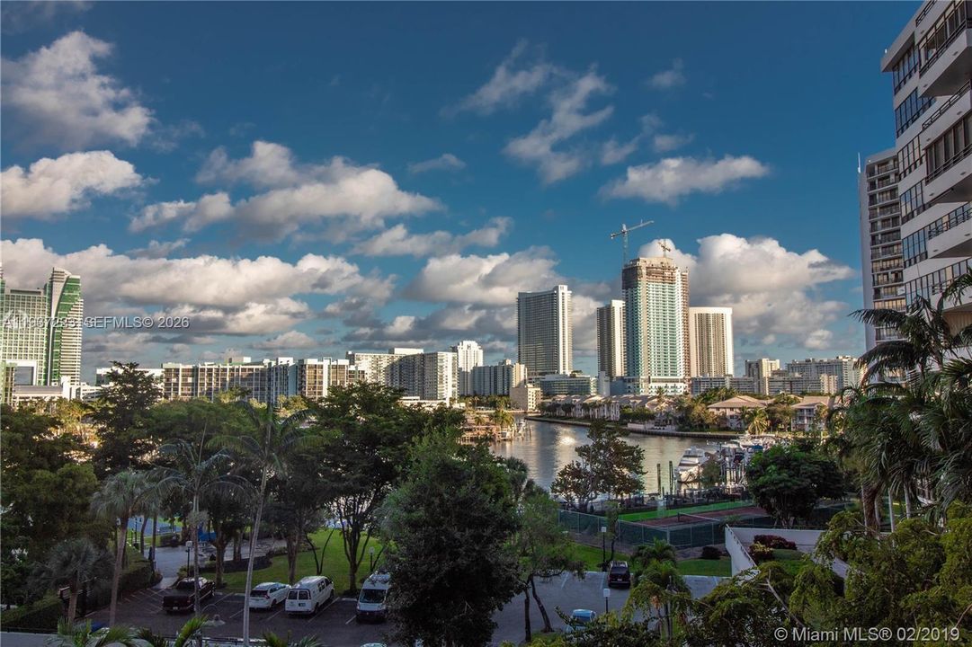 For Sale: $248,000 (1 beds, 1 baths, 828 Square Feet)