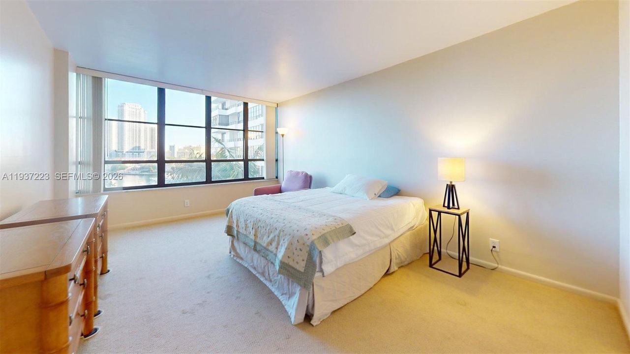 For Sale: $248,000 (1 beds, 1 baths, 828 Square Feet)