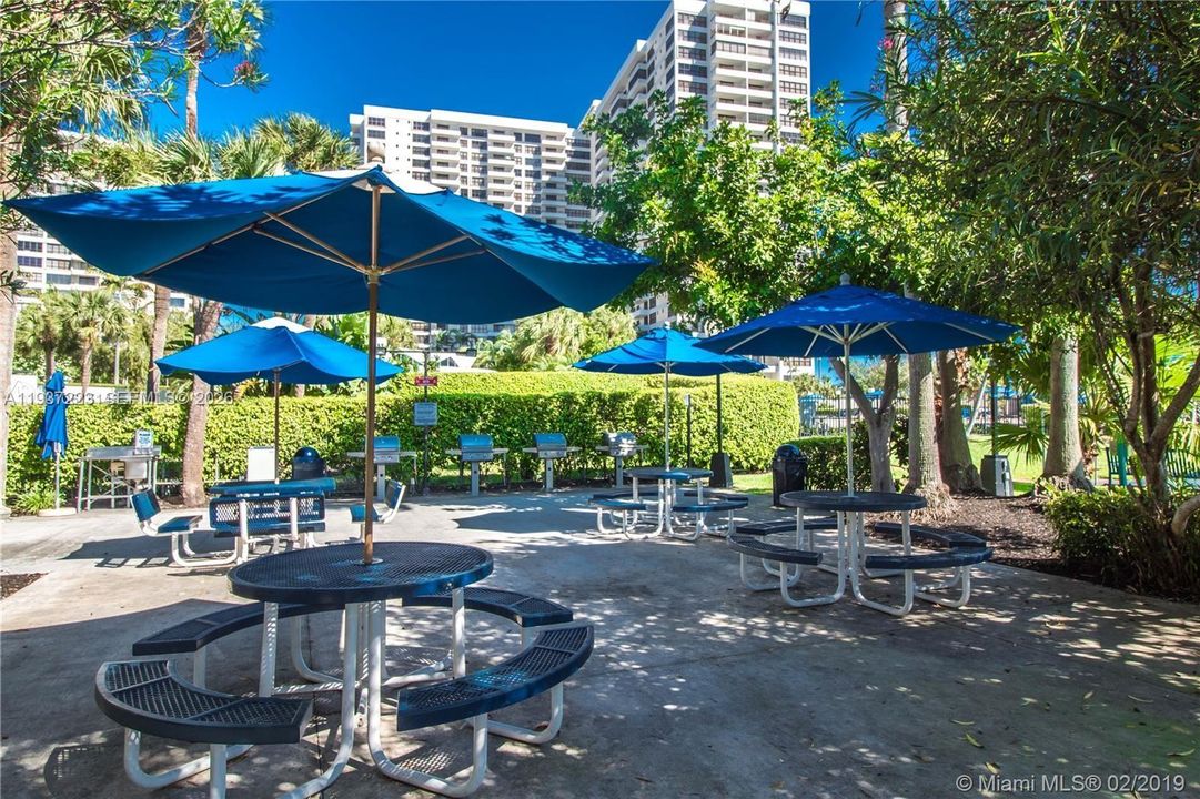 For Sale: $248,000 (1 beds, 1 baths, 828 Square Feet)