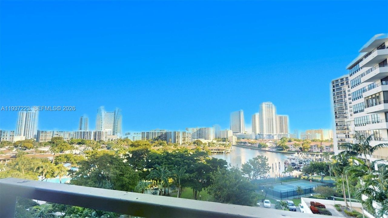 For Sale: $248,000 (1 beds, 1 baths, 828 Square Feet)