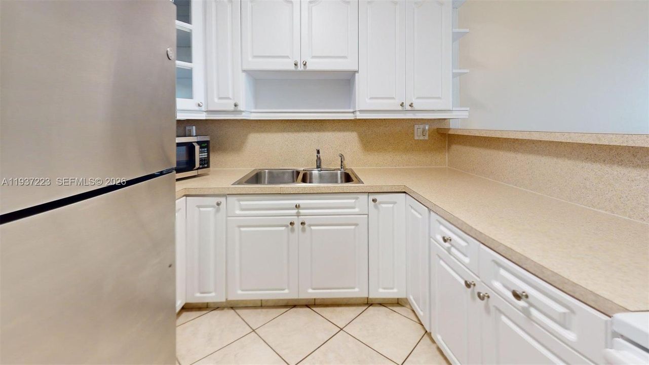 For Sale: $248,000 (1 beds, 1 baths, 828 Square Feet)