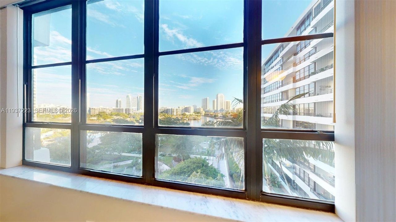 For Sale: $248,000 (1 beds, 1 baths, 828 Square Feet)