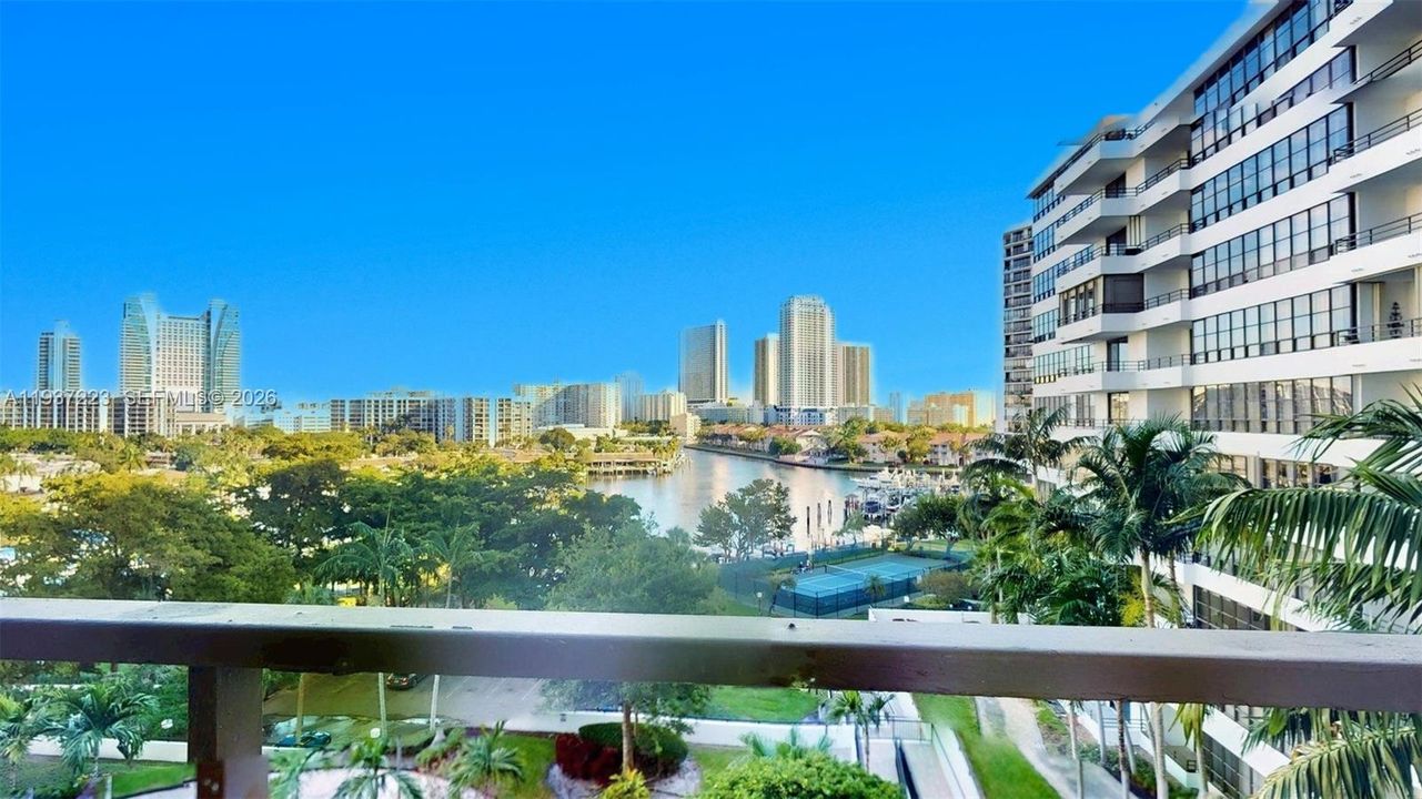 For Sale: $248,000 (1 beds, 1 baths, 828 Square Feet)