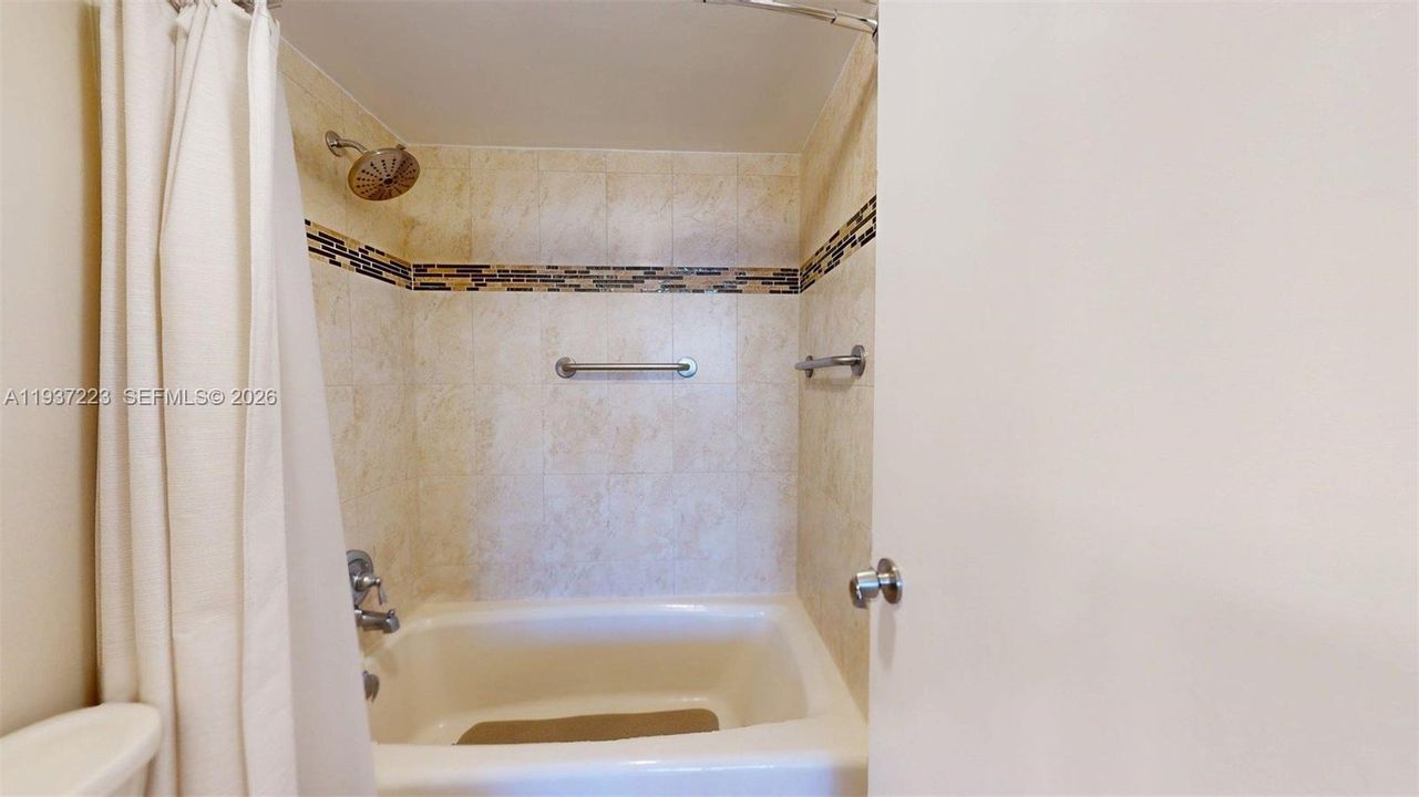 For Sale: $248,000 (1 beds, 1 baths, 828 Square Feet)