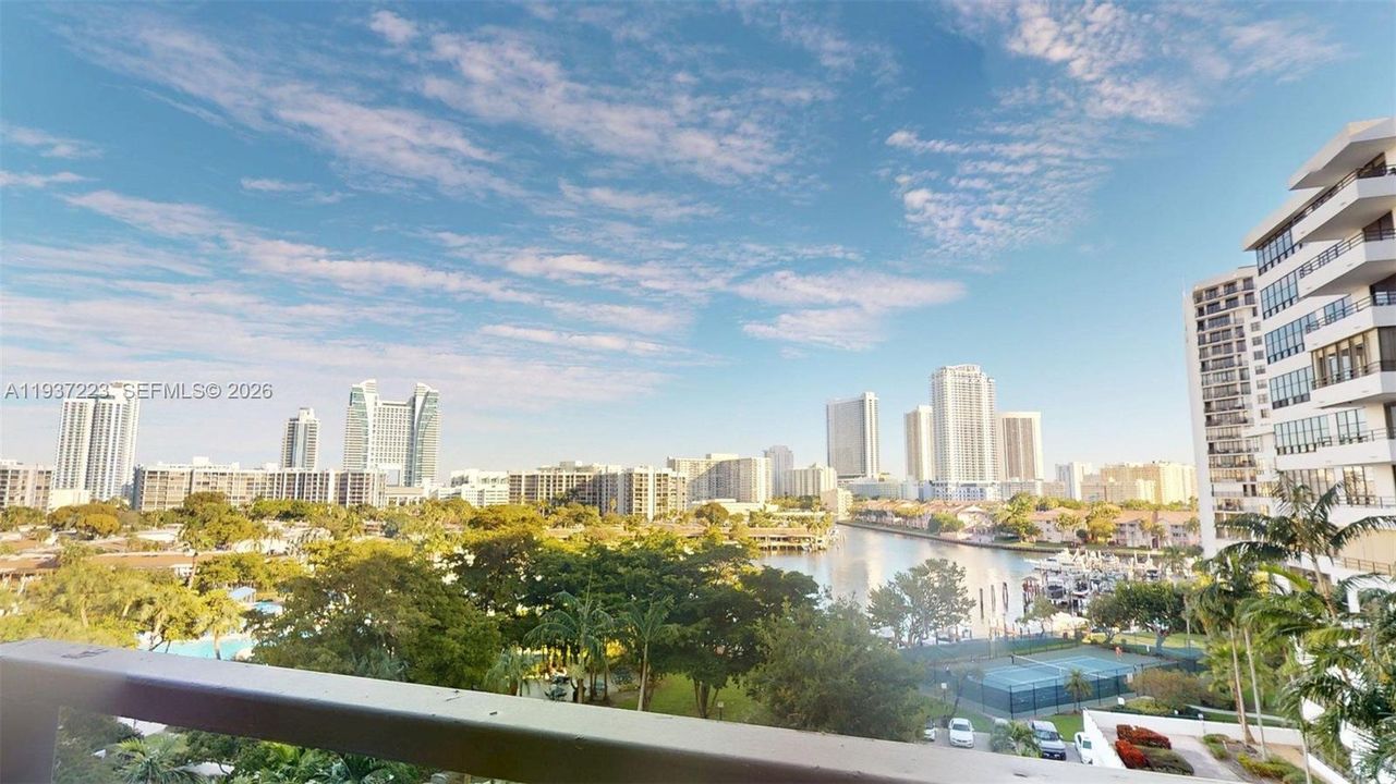 For Sale: $248,000 (1 beds, 1 baths, 828 Square Feet)