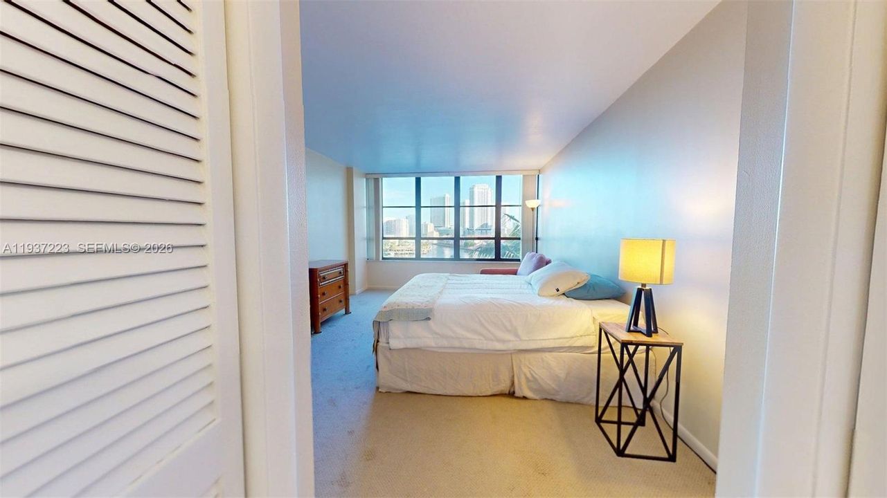 For Sale: $248,000 (1 beds, 1 baths, 828 Square Feet)