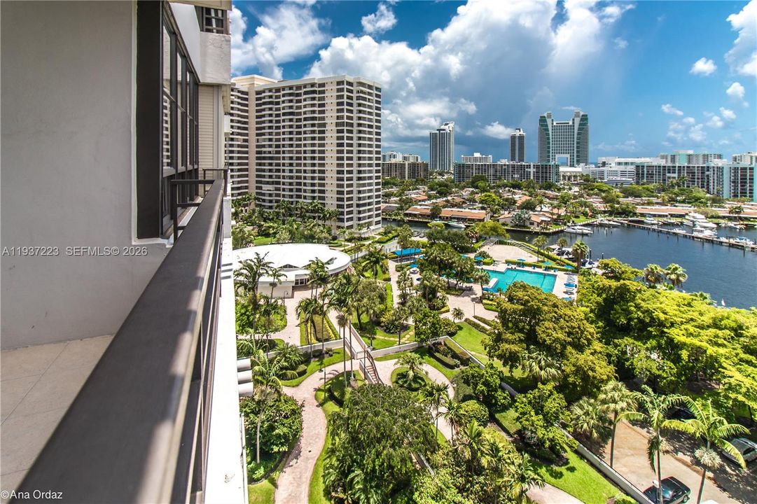 For Sale: $248,000 (1 beds, 1 baths, 828 Square Feet)