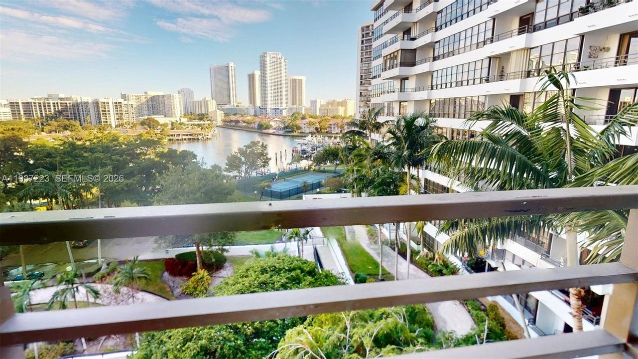 For Sale: $248,000 (1 beds, 1 baths, 828 Square Feet)